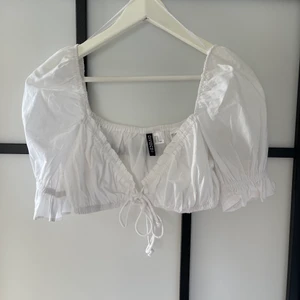 Vit topp  - Säljer denna vita topp i storlek S! Aldrig använd