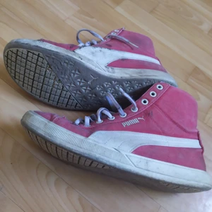 Puma sneakers - Väldigt slitna men ett fina ändå anser jag väl, passar 39-41. Kan behövas tvättas för att se lite piggare ut. 