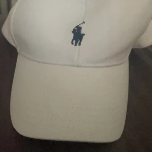 Keps  - En vit keps som aldrig är använd beställde hem den men blev bara att den låg hemma, pris kan diskuteras o mer bilder är det bara att skriva 🥰 kan även skickas på posten till dig som bor längre bort 
