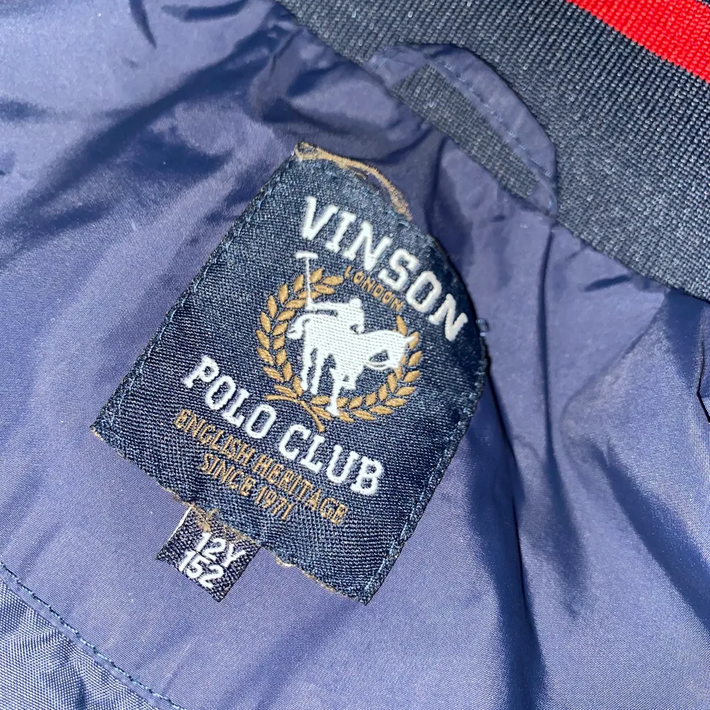 Säljer denna marinblåa vårjackan från Vinson Polo Club. Den är väl använd men är fortfarande i gott skick. Enda defekten jag kan hitta är att en del av bokstäverna vid kragen har försvunnit. Hör av dig vid frågor/intresse. Kan sänka vid snabbt köp 💙. Jackor.