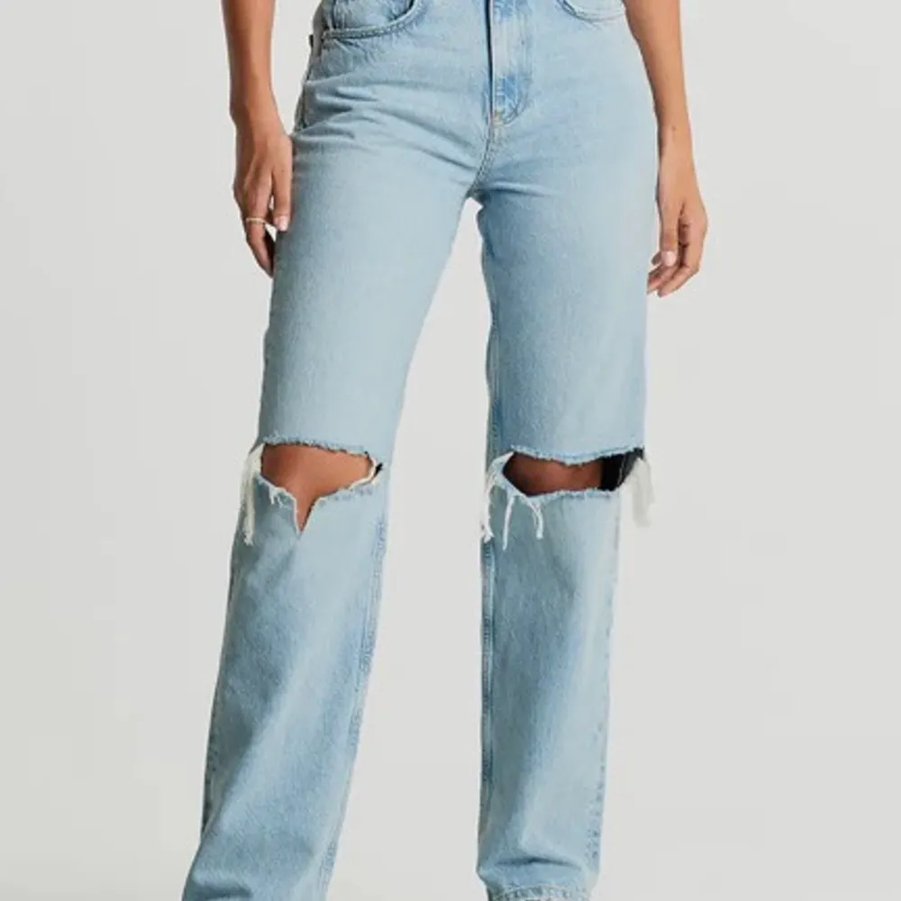 Jättepopulära jeans från Gina i strl 36. Säljer pga kom inte till användning, men supersnygga ändå! Köpte för 599 kr, använt ca 3 gånger så i princip nyskick💕💕. Jeans & Byxor.