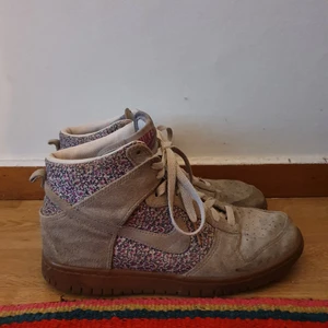 Nike zoom storlek 39 - Retro Nike zoom typ från 80-talet? Storlek 39. Grå och lila-mönstrade