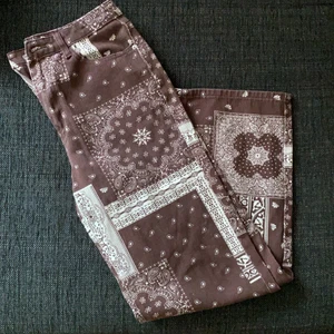 bruna jeans med mönster - bruna jeans med jättefint mönster från shein, aldrig använda😌. storlek M, lite för korta på mig som är 1.81 🌻