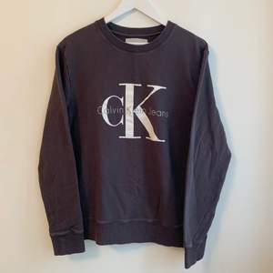 💖 Calvin Klein Sweatshirt 💖  Storlek: L, Färg: Mörkgrå, Material: Bomull Inte använd mycket alls så typ som ny :) 