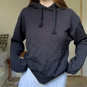 Hoodie  - Svart hoodie från NAKD! Köparen står för frakten!💘💘