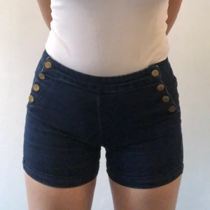 Jean Short with gold buttons - Jean short with gold buttons on each side, very comfortable