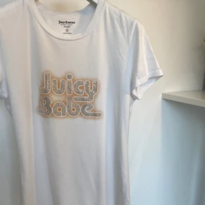 ⚡️Juicy Couture⚡️ - Jätte fin Juicy Couture t-shirt med fina detaljer⚡️Inte alls mycket använd. Toppen inför sommaren⚡️💘