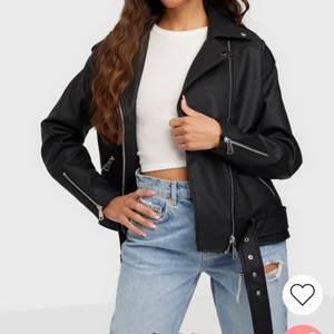 Missguided skinnjacka  - Säljer denna skit fina Oversized skinnjackan från Nelly då jag inte tycker den är min still🤍🤍säljer den för 499kr då jag har kvar prislapp och den är bara testad så den är gott som ny. Den är i storlek 34 