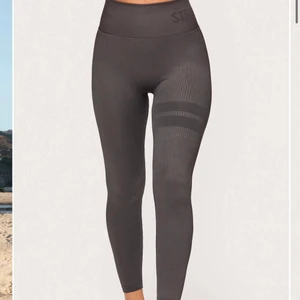 Stronger tights  - Säljer mina svinsnygga träningstights från stronger i modellen ”Embrace Seamless High Waist Tights”. Sparsamt använda utan några hål eller andra slitage. Köparen står för frakten 💕💕