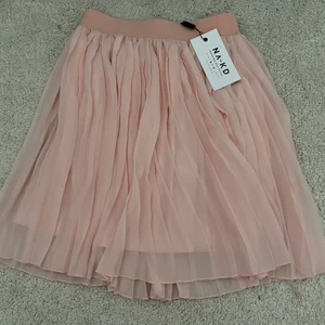 Kjol - Intressekoll på denna jätte söta kjol från Na-kd. Aldrig använd och har prislappen kvar🥰