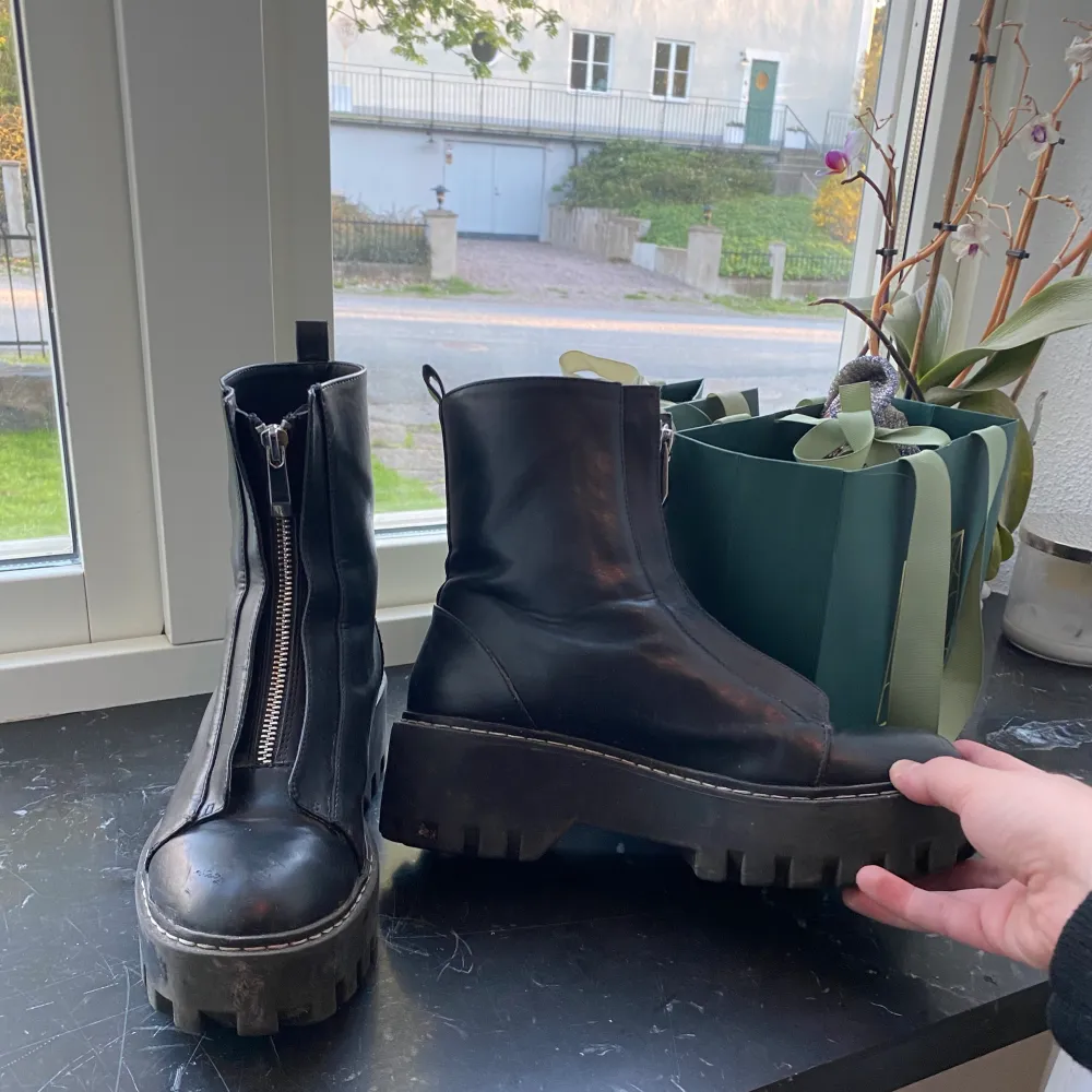 Säljer dessa coola boots med dragkedja! Köp direkt för 500kr eller buda från 250kr! Sjukt snygga till kjol/shorts/klänning!🥰. Skor.