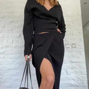 Svart stickat set - Tröja och kjol set, för stort för mig. Kjolen går till smalbenet och har en slit längst högra benet✨🖤