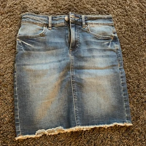 Två par jeans kjolar - två par knappt använda jeanskjolar ifrån Pices och Kappahl. Hur gulliga som helst! Båda i Xs, frakt tillkommer💕