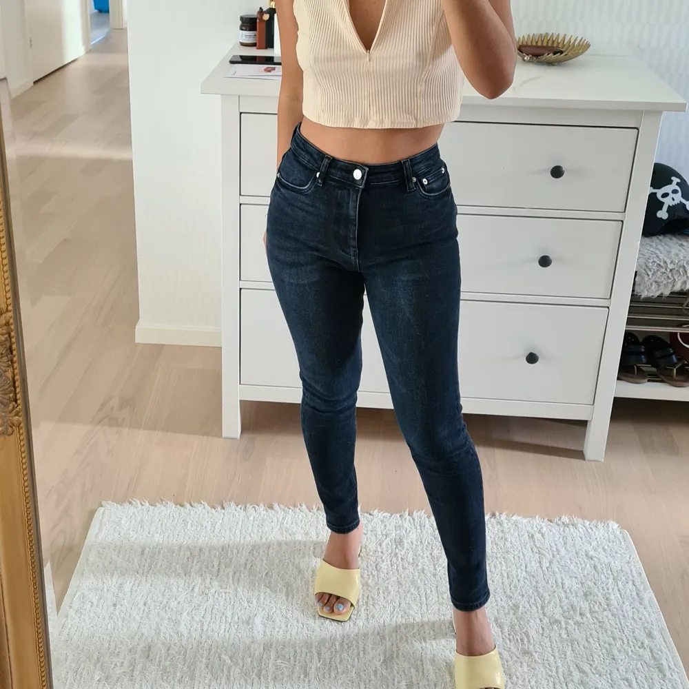 Skinny Zara jeans av stretchtyg med högmjdja. Jag är 158 cm lång 🥰💞. Jeans & Byxor.