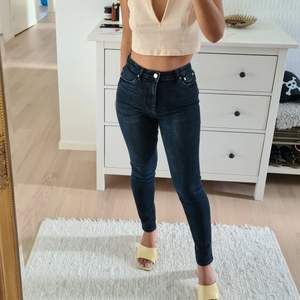 Skinny Zara jeans av stretchtyg med högmjdja. Jag är 158 cm lång 🥰💞