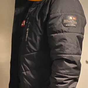 Sail racing jacka i stl M  - Säljer min Sail racing jacka pga att jag inte använder den längre då den tyvärr blivit för liten. 