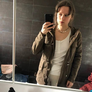 Militärgrön jacka höst/vår/sommar Storlek 34 - Mycket bra använt skick💗 Såljer då jag vuxit ur :(