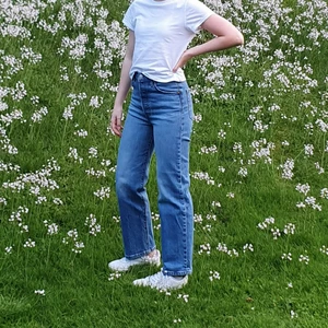 Blå Levis jeans w26 L27 - Supersnygga levis jeans i storlek w26 och L27. Jättebra skick och kvalité. Köpta på Carlings, nypris 1200 kr. Modellen heter ribcage straight, dom är high waisted och har lättknäppt knappgylf. :)