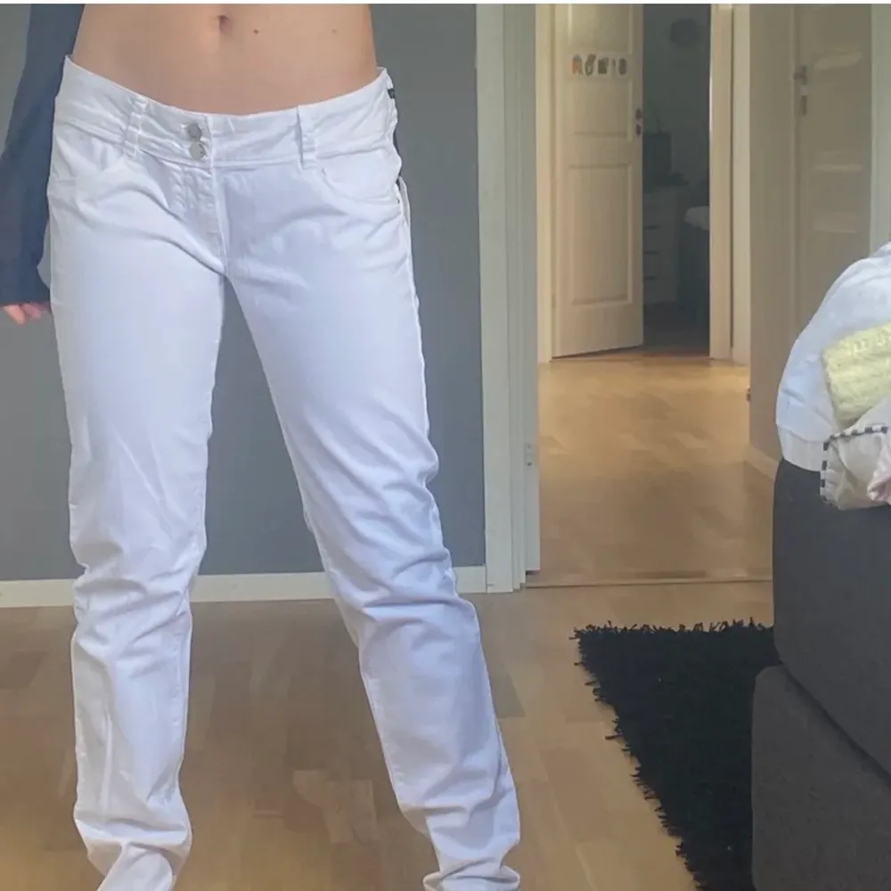Vita superfina raka lowwaist jeans! Bra skick, frakt tillkommer🤍🤍. Jeans & Byxor.