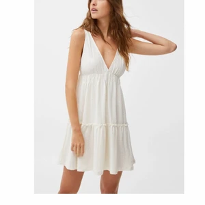 Vit klänning - Säljer denhär jättefina helt ny, oanvänd som jag inte kommer ha användning av då jag hittat en annan klänning. Har ni fler frågor är det bara att skriva till mig privat. Köparen står för frakten. ❤️