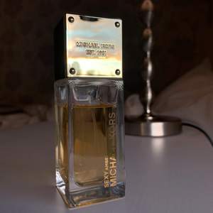 Säljer nu denna parfym från Michael Kors, sexy amber. Säljer då den inte riktigt passar mig men det luktar väldigt gott🥰 frakt ingår i priset😘