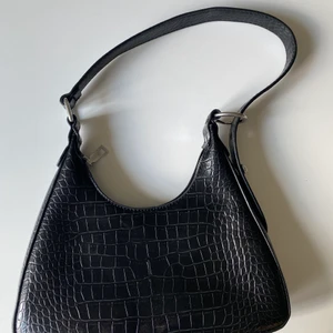 Svart väska ormskinsimitation - Aldrig använd väska i fake-läder