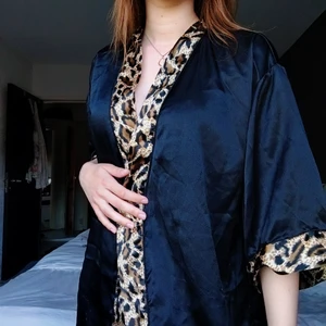 Morgonrock  - Skön morgonrock som är perfekt till frukost på balkongen/gården☀️ Satin liknande material. Ska finnas ett skärp till men vet ej vart den är, det är ett svart så skulle passa med annat också🌟 34/36 