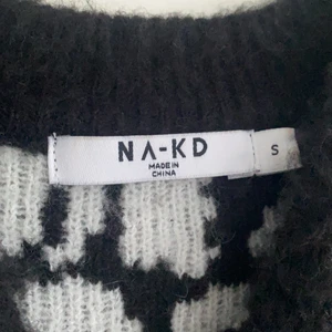 Leopardmönstrad tröja - Säljer denna mjuka tröjan med leopardtryck då den inte kommit till använda. Endast haft på mig den 1 gång.