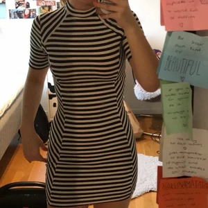 Randig klänning! - Cool randig klänning som är mycket sparsamt använd. Lång dragkedja på baksidan vilket gör att klänningen verkligen formar sig efter kroppen och framhäver en timglasfigur. Skriv för fler bilder. Kan mötas upp i Göteborg, annars frakt 66kr❤️