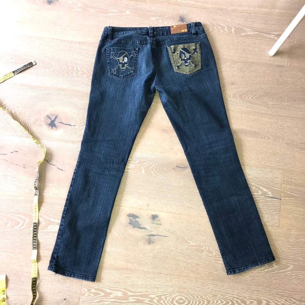 skitsnygga baggy jeans med fina detaljer                                      midjemått ( har mätt över midjan bara) : 43cm                            innerbensmåttet: 77cm. Jeans & Byxor.