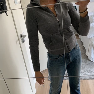 Juicy couture hoodie  - Trendig och superskön grå hoddie från juicy couture i storlek M/S💞💞