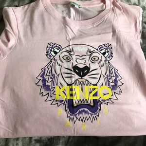Rosa Kenzo t-shirt - Rosa Kenzo t-shirt i vädligt bra skick då den knappt är använd.