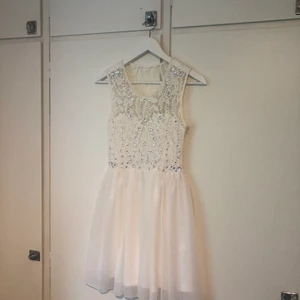Vit klänning Nelly storlek S - Vit klänning från Nelly. Klänningen är i väldigt bra skick, jag har endast använt den en gång på skolavslutningen. 