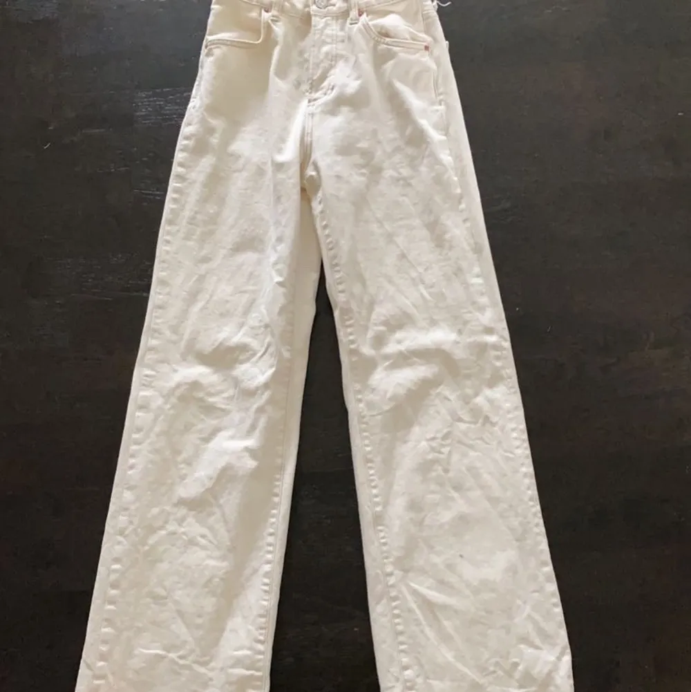 Säljer mina långa vita jeans från mango i färgen off white i storleken 34! (Ordinariepris 599kr)💞 köparen står för frakt! . Jeans & Byxor.