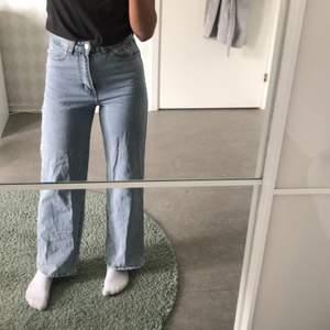 Jättefina jeans från SHEIN i väldigt bra skick men är tyvär lite korta för mig