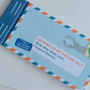 💌 letters to my future self 💌 - säljer en helt oanvänd ”skriv brev till ditt framtida jag”-bok som jag köpte i london för något år sedan när ajg kände mig ✨inspirerarad✨ att ta tag i mitt liv 🤪 kom aldrig till användning så nu är den här 😬  12 brev + klistermärlen! 💖