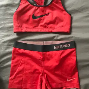 Orange/peach Nike pro träningsset i fint fräscht skick🧡 300 för båda men går att köpa separat också för 150