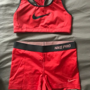 Nike pro set - Orange/peach Nike pro träningsset i fint fräscht skick🧡 300 för båda men går att köpa separat också för 150