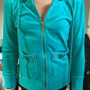 Mammas gamla juicy couture zip up hoodie från 20’s. Ovanlig och härlig färg och mycket bekväm. Buda!