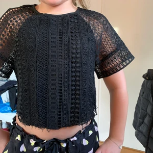 Egengjord topp - Sjukt snygg blus jag gjort själv! Använt ett fåtal gånger, men hur snygg som helst nu i sommar. Stl kan regleras där bak🌟