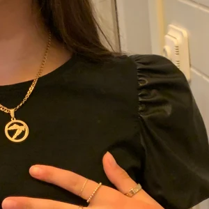 T-shirt XS - Super fin svart t-shirt!                                           ✨andvänt en gång!✨                                                           ✨köpt på Zara✨