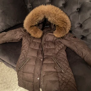 Rockandblue jacka storlek 38 - Äkta Rockandblue jacka. Storlek 38 men kan även passa 40. Fint skick , nypris ca 3000, har för mig att den har en liiiten fläck någonstans. Priset kan diskuteras. Kan mötas upp annars står köparen för frakten