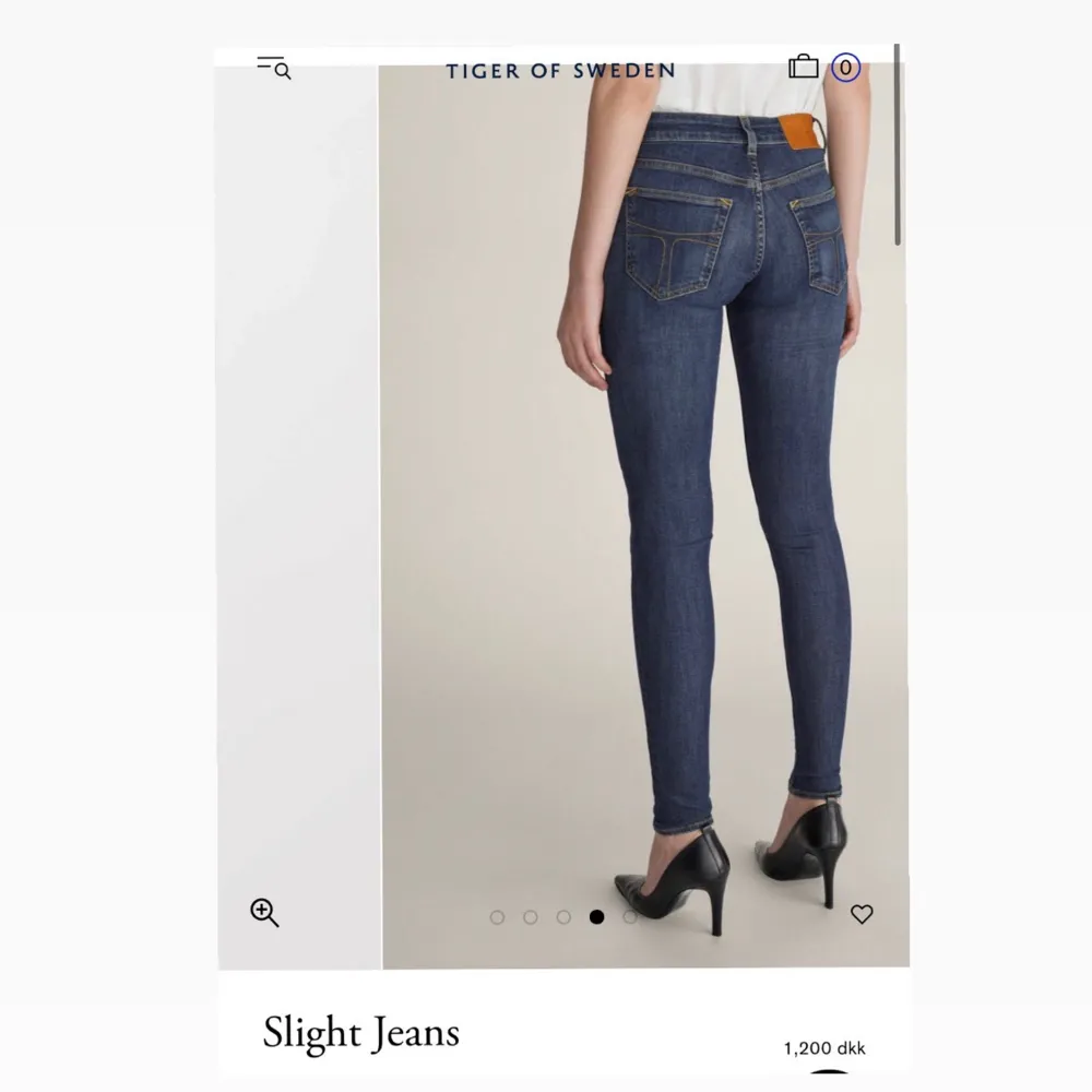 Ett par supersnygga, blå Tiger Of Sweden Jeans med trendig midwaist Fit. Köpta för 1200 kr och säljs för 300 kr. Skick: 8/10✨✨✨. Jeans & Byxor.