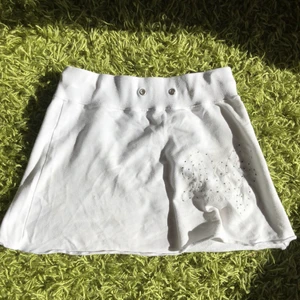 Dolce & Gabanna kjol - Kjol från dolce & gabanna! Gott skick utan defekter. Barnstolek men uppskattas till xs/s. Jag själv är m/l och den är bara lite för liten. Dm för fler bilder. Köpare står för frakt! 