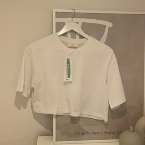 Topp - Helt ny croppad topp från gina , passar iprencip alla storlekar beronde på hur man vill att den ska sitta