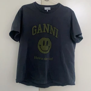 Ganni tröja - Hej, jag säljer denna sjukt SNYGGA & sjukt POPULÄRA Ganni tröja!!! Sjukt bra skick och sjukt sjukt sjukt snygg!!! Buda i kommentera, buda från 700!kr!💕