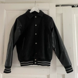 Collegejacka  - Collegejacka från asos, bra skick. Strl S. ”Läder” på ärmarna.