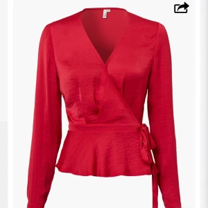 Nelly blus - Blus ifrån Nelly, säljes pga att den är för liten. Sitter ganska tajt över brösten och ryggen. Storlek 38