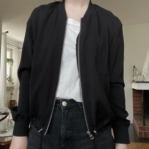 Alternativ tunn jacka  - En tunn jacka från H&M perfekt till lite kyliga sommardagar Frakt 62 kr 🌿 Finns i Västerås och Malung. 