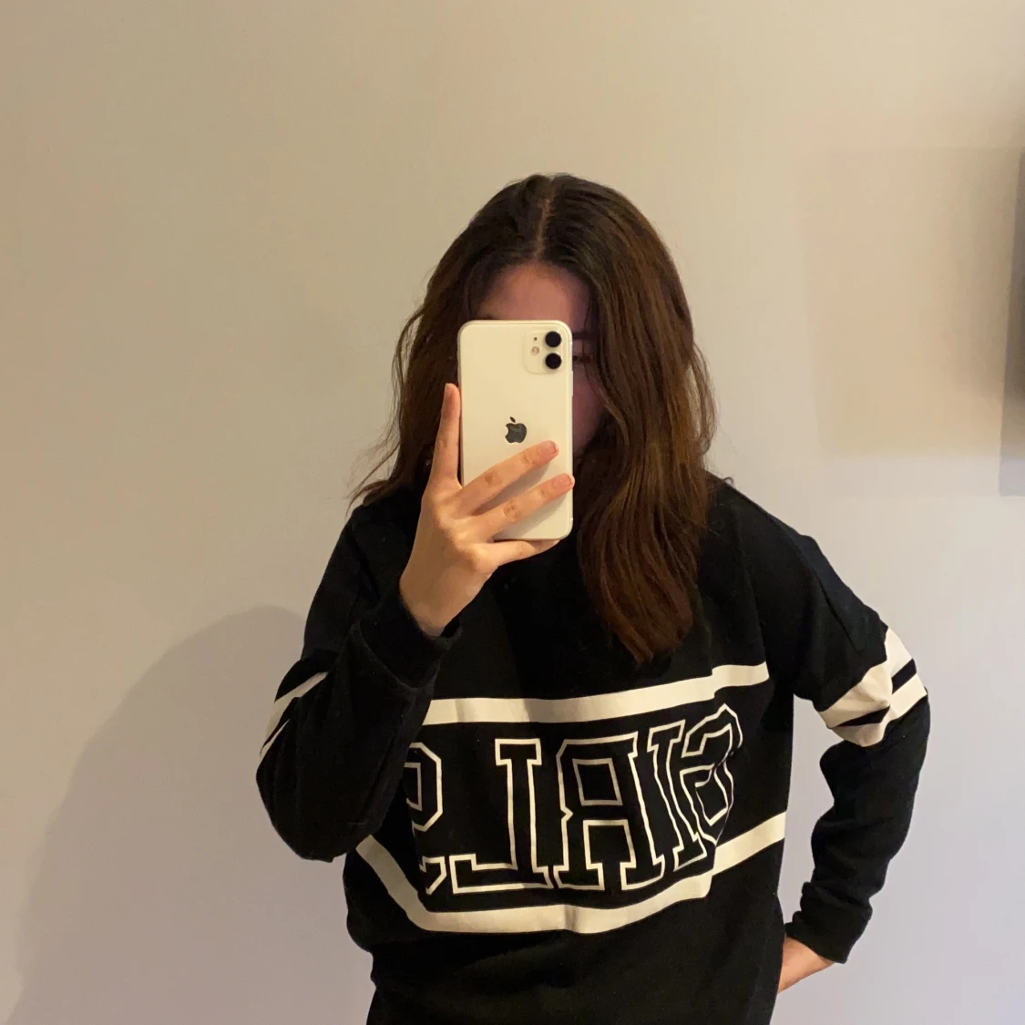 Svart hoodie med trycket girls